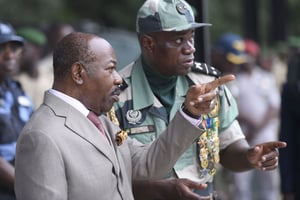 L’ex-président Ali Bongo Ondimba (à g.) et le président de la transition, Brice Clotaire Oligui Nguema, le 21 juillet 2023. © COM PR ID