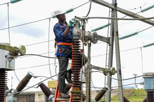 Travaux d’entretien au poste de transformation électrique de Songloulou par des agents d’Eneo. © ABOUP pour JA.