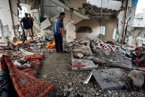 Un membre de l’Organisation des nations unies fouille les décombres dans une école de l’ONU bombardée par Israël, à Nousseirat, dans le centre de la bande de Gaza, le 6 juin 2024. © Bashar TALEB / AFP.
