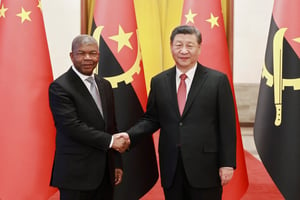 Le président chinois, Xi Jinping, et le président angolais, João Lourenço, se serrent la main avant leur rencontre au Grand Hall du Peuple, à Pékin, le 15 mars 2024. © CHINA DAILY via REUTERS