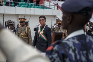 Le président de Madagascar, Andry Rajoelina, inspecte une garde d’honneur lors de la cérémonie de prestation de serment à Antananarivo, le 16 décembre 2023. © RIJASOLO / AFP