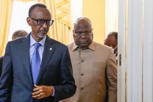 Paul Kagame (à gauche) et Félix Tshisekedi, lors d’un sommet à Luanda, en Angola, le 6 juillet 2022, jour de la signature d’un cessez-le-feu entre le Rwanda et la RDC. © AMPE ROGERIO/EPA/MAXPPP