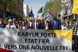 Ferhat Mehenni (au centre), le président du MAK, participe à la marche pour la renaissance et l’indépendance du peuple kabyle, le 14 avril 2024, à Paris. © Victoria Valdivia / Hans Lucas via AFP