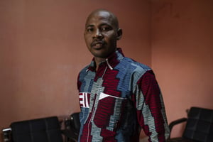 Le Burkinabè Daouda Diallo, lauréat du prix Martin Ennals pour les droits humains en 2022, à Ouagadougou, au Burkina Faso, le 3 février 2022. © Sophie Garcia/AP/SIPA