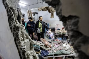 Une chambre de l’hôpital Nasser à Khan Yunis, dans le sud de la bande de Gaza, le 17 décembre 2023 à la suite d’un bombardement israélien. © STRINGER / AFP.