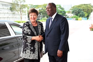 Le président ivoirien, Alassane Ouattara, accueille Kristalina Georgieva, la directrice générale du Fonds monétaire international, avant une réunion au palais présidentiel d’Abidjan, le 5 octobre 2023. © Sia KAMBOU / AFP