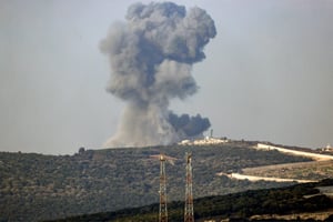 Après un bombardement israélien près d’Aita al-Shaab, dans le sud du Liban, près de la frontière avec Israël, le 18 décembre. © Jalaa MAREY / AFP.