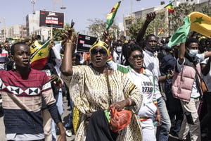 Des milliers d’opposants ont marché le 17 février à Dakar pour appeler les autorités à respecter la date de tenue de l’élection présidentielle, le 17 février 2024. © JOHN WESSELS / AFP.