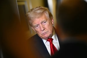 Le président américain, Donald Trump, s’adresse aux journalistes alors qu’il retourne à la Maison-Blanche à bord d’Air Force One, le 13 avril 2025. © Mandel NGAN / AFP