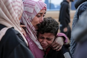 Des Palestiniens pleurent la mort de l’un des membres de leur famille après une frappe israélienne, dans un camp de réfugiés à Khan Younès, dans le sud de la bande de Gaza, le 10 mars 2024. © AFP.