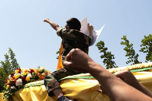 Lors des funérailles d’un combattant du Hezbollah, dans le village de Kfae Kila, dans le sud du Liban, le 20 juin 2024. © Hassan FNEICH / AFP.