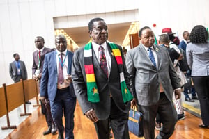 Le président du Zimbabwe, Emmerson Mnangagwa (au c.) © Michele Spatari / AFP.