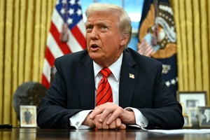 Le président américain Donald Trump s’adresse à la presse après avoir signé un décret dans le bureau ovale de la Maison Blanche à Washington DC, le 10 février 2025. © ANDREW CABALLERO-REYNOLDS / AFP
