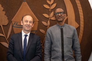 Vincent Duclert (à gauche), historien français et président de la Commission sur le rôle de la France au Rwanda, et le président rwandais, Paul Kagame (à droite), posent pour une photo à Kigali, le 9 avril 2021, après la remise à ce dernier du rapport Duclert. © SIMON WOHLFAHRT/AFP