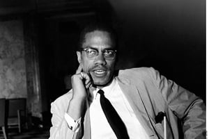 Malcolm X lors d’une conférence de presse à New York, le 21 mai 1964. Il venait tout juste de revenir d’un voyage en Afrique. © AP/Sipa