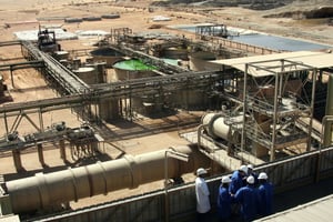 L’usine de traitement de l’uranium, proche de la mine de la Somaïr, à Arlit, au Niger (ici en février 2005). © Pierre Verdy/AFP