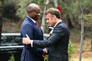 Brice Clotaire Oligui Nguema et Emmanuel Macron, le 15 août 2024, lors d’une cérémonie marquant le 80e anniversaire du débarquement des Alliés en Provence, dans le sud-est de la France. © Photo by Christophe SIMON / POOL / AFP