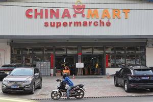Devant un supermarché « China Mart », à Abidjan, capitale économique de la Côte d’Ivoire. © Issouf SANOGO / AFP.