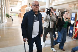 L’influenceur algérien Boualem Naman, dit « Doualemn », arrive au tribunal de Montpellier pour assister à son procès, le 24 février 2025. © Sylvain THOMAS / AFP