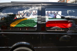 Le cortège funéraire passe par Mthatha, le 14 décembre 2013, avant d’atteindre Qunu, le village natal de Nelson Mandela, où le président sud-africain doit être inhumé. © Jeff J Mitchell/Getty Images via AFP