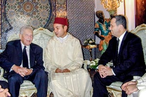 Ehoud Barak (à dr.) et Ezer Weizman, Premier ministre et président de l’État d’Israël, présentent leurs condoléances à Mohammed VI, qui vient de perdre son père, le roi Hassan II. À Rabat, le 25 juillet 1999. © Avi Ohayoun/ GPO / AFP