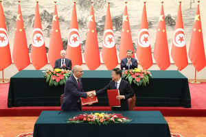 Les présidents tunisien Kaïs Saïed et chinois Xi Jinping (au second plan) lors de la signature d’accords de coopération bilatérale, à Beijing en Chine, le 31 mai 2024. © Ding Haitao / XINHUA via AFP