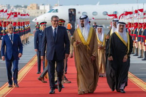 Le représentant du roi de Bahreïn pour les affaires humanitaires et la jeunesse, Shaikh Nasser bin Hamad Al Khalifa, reçoit le premier ministre marocain, Aziz Akhannouch (à gauche), à Manama, le 15 mai 2024, la veille du 33e sommet de la Ligue arabe. © BNA (Bahrain News Agency) / AFP