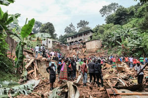 Les habitants de Mbankolo (commune de Yaoundé II), le 9 octobre 2023, venant constater les dégâts causés par le glissement de terrain survenu la veille à la suite de pluies diluviennes. © Étienne Nsom/AFP
