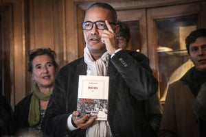 Si Kamel Daoud ne nie pas avoir rencontré la jeune femme, il réfute en bloc les accusations qu’elle porte contre lui. © Aurelien Morissard/AP/SIPA
