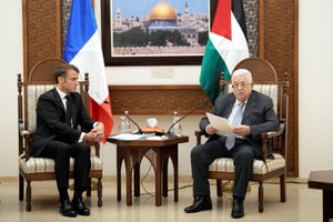 Le président français Emmanuel Macron rencontre le président palestinien Mahmoud Abbas à Ramallah, le 24 octobre 2023. © Christophe Ena / POOL / AFP