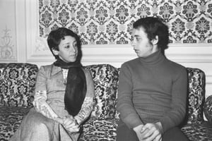 Rhita Bennanni et Bachir Ben Barka, l’épouse et le fils de l’opposant marocain Mehdi Ben Barka, après leur dépôt de plainte pour assassinat, le 30 octobre 1975, à Paris. © KEYSTONE-FRANCE/GAMMA RAPHO