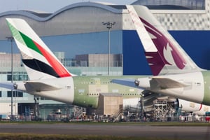 Deux avions, l’un d’Emirates, l’autre de Qatar Airways. © DR.