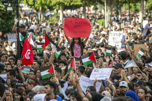 Manifestation estudiantine pro-palestinienne, sur l’avenue Habib-Bourguiba, à Tunis, le 18 octobre 2023. © Yassine Gaidi/Anadolu via AFP