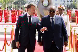 Le président français, Emmanuel Macron (à g.), s’entretient avec le président djiboutien, Ismaïl Omar Guelleh, au palais présidentiel de Djibouti, le 21 décembre 2024.