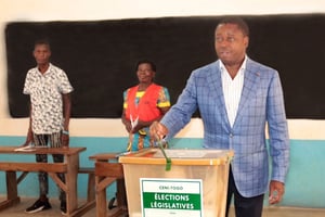 Le président togolais, Faure Essozimna Gnassingbé, vote pour les élections législatives et régionales, le lundi 29 avril, au lycée Maman-N’Danida, de Pya dans le nord du Togo. © Présidence Togo
