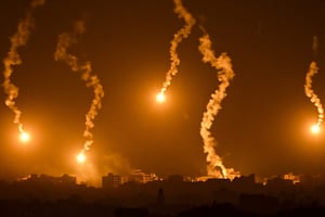 Largage de fusées éclairantes à la frontière entre Israël et la bande de Gaza, le 5 novembre 2023. © Aris MESSINIS / AFP.