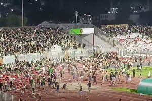 Violences pendant le match du championnat de Ligue 1 entre le CSC et l’USMA, au stade Hamlaoui, à Constantine, le 3 juin 2024. © Capture vidéo