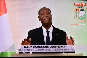 Le président ivoirien Alassane Ouattara annonçant à la télévision nationale, le 6 août 2018, qu’il amnistie quelque 800 prisonniers, parmi lesquels Simone Gbagbo. © Issouf Sanogo/ AFP