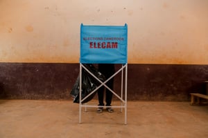 Lors des élections générales et municipales, un électeur vote dans un isoloir à Yaoundé, le 9 février 2020. © AFP