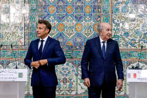 Emmanuel Macron et Abdelmadjid Tebboune au Palais présidentiel, à Alger, le 25 août 2022. © Ludovic Marin / AFP