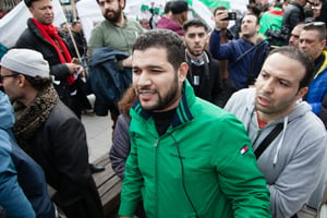 Amir DZ participe à une manifestation contre la cinquième candidature du président algérien Abdelaziz Bouteflika à Paris, le 3 mars 2019. © Augustin LE GALL/HAYTHAM/REA