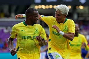 Iqraam Rayners (à g.), du club sud-africain Mamelodi Sundowns, fêtant son premier but avec son coéquipier Marcelo Allende à la Coupe du monde des clubs de la FIFA, à Orlando (Floride), le 17 juin. © Amanda Perobelli/Reuters via Imagn Images/Sipa USA