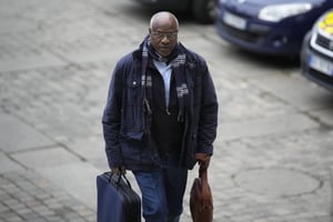 Sosthène Munyemana, le « boucher de Tumba », arrive à la cour d’assises de Paris, jeudi 23 novembre 2023. © Christophe Ena/AP/SIPA