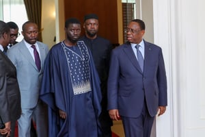 Le chef de l’opposition sénégalaise Ousmane Sonko (2e à droite), le président sénégalais sortant Macky Sall (à droite) et le président élu du Sénégal Bassirou Diomaye Faye (3e à droite) marchent au palais présidentiel, à Dakar, le 28 mars 2024. © Présidence du Sénégal