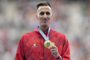 L’athlète marocain Soufiane El-Bakkali, médaillé d’or du 3 000 mètres steeple, sur le podium des Jeux olympiques, le 8 août 2024, au Stade de France, à Saint-Denis, en banlieue parisienne. © Natacha Pisarenko/AP/SIPA