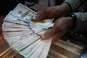 Un cambiste compte des dollars américains à un comptoir de change à Nairobi, le 19 septembre 2018. © SIMON MAINA/AFP