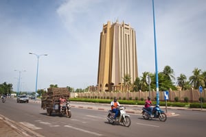 Devant le siège de la Banque centrale des États de l’Afrique de l’Ouest (BCEAO). © Vincent Fournier/JA.