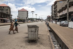 A Conakry, sur la route Le Prince, surnommée l’Axe du mal. © JOHN WESSELS / AFP