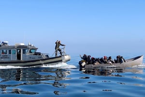 Des garde-côtes tunisiens tentent d’arrêter les migrants en mer lors de leur tentative de traversée vers l’Italie, au large de Sfax, le 27 avril 2023. © JIHED ABIDELLAOUI/REUTERS