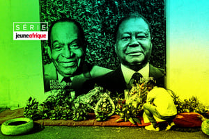 Un homme dépose une gerbe de fleurs devant la Maison du PDCI le 12 août 2023, devant l’affiche du premier président de Côte d’Ivoire, Félix Houphouët-Boigny (à gauche), décédé le 7 décembre 1993, et de l’ancien chef de l’Etat ivoirien Henri Konan Bédié, disparu le 1er août 2023. © MONTAGE JA – Sia KAMBOU / AFP